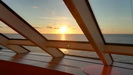 AIDADIVA - von der Aida Lounge aus, ganz vorne am Bug des Schiffes, geniessen wir den beginnenden Sonnenuntergang