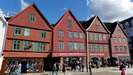 BERGEN - die alten H�user im  Hanseviertel Bryggen sehen ganz sch�n krumm und schief aus