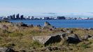 REYKJAVIK - der Weg in die Stadt geht immer am Wasser entlang, im Hintergrund (rechts der Mitte) das Konzerthaus Harpa