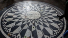 mitten in den Strawberry Fields befindet sich dieses schwarz-weiße Mosaik mit dem Titel eines John Lennon Songs
