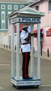 ein Polizist regelt auf der Bay St. mit ausladenden Handbewegungen den Verkehr