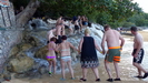 der Beginn der Dunn River Falls, Einsteigung am Strand der Beginn der Dunn River Falls, Einsteigung am Strand