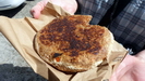 ein Kassava-Brot, hergestellt aus Maniok-Mehl, ein sehr sttigendes Lebensmittel