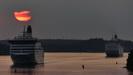 STOCKHOLM - Sonnenuntergang bei der Ausfahrt durch die Sch�ren, 2 F�hren folgen uns seit Stockholm