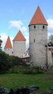 TALLINN - vom Platz der Trme aus bietet sich dieser schne Blick auf die Stadtmauer mit Trmen