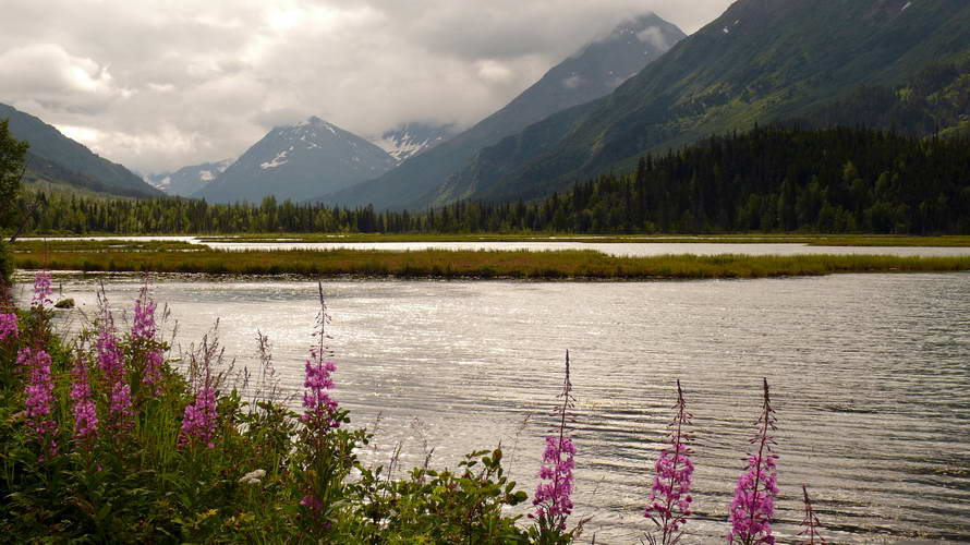 wolkige Aussichten am Kenai Lake auf dem Weg nach Seward wolkige Aussichten am Kenai Lake auf dem Weg nach Seward