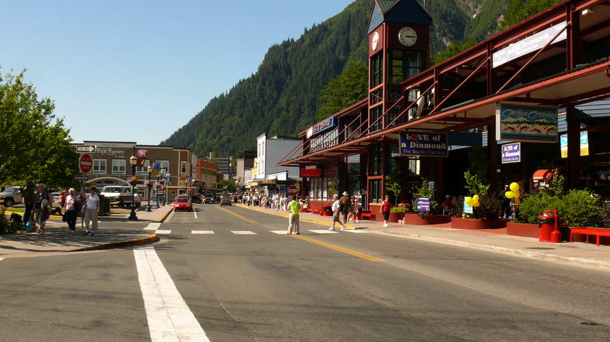 Juneau, die Hauptstadt Alaskas, wird von vielen Kreuzfahrttouristen besucht Juneau, die Hauptstadt Alaskas, wird von vielen Kreuzfahrttouristen besucht
