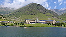 der Stausee Estany de Nria mit dem dahinterliegenden Sanktuarium und dem Hotelkomplex