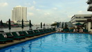 Blick ber den oberen Pool auf den Chao Phraya