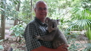 LONE PINE KOALA SANCTUARY - 
				diesmal ist der Koala ziemlich schwer, aber auch sehr niedlich