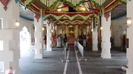 SINGAPUR - auch das Innere des hinduistischen Tempels ist sehr farbenfroh ausgestattet