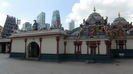 SINGAPUR - hinduistischer Tempel vor modernen Hochhusern