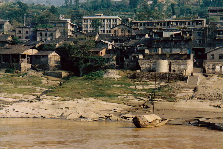 die ersten Dörfer ziehen am Ufer vorbei die ersten Dörfer ziehen am Ufer vorbei