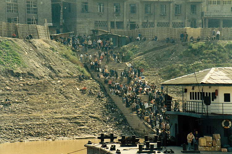 über diese große Treppe (wegen Hochwasser) geht es hinunter zum Schiff über diese große Treppe (wegen Hochwasser) geht es hinunter zum Schiff