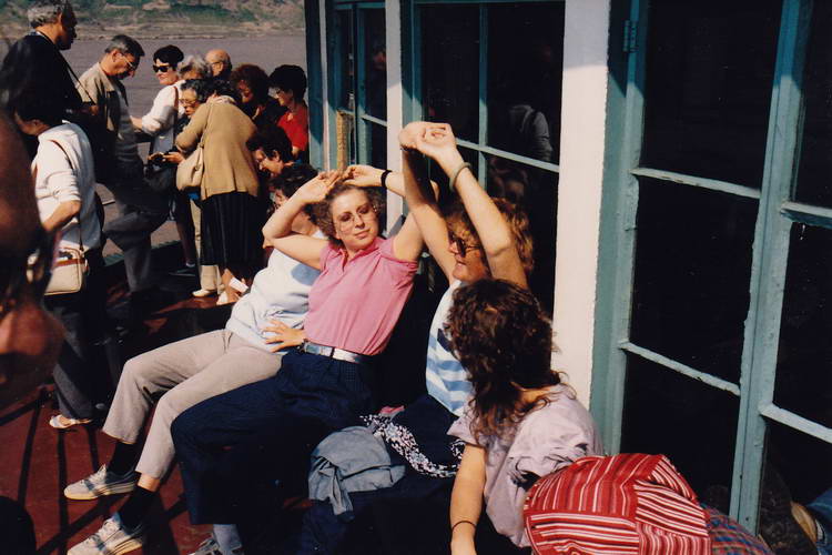 wir geniessen den Ausblick auf die Landschaft und die wärmende Sonne wir geniessen den Ausblick auf die Landschaft und die wärmende Sonne