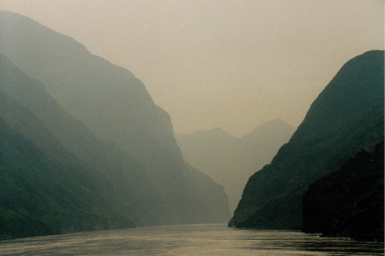 wir erreichen die erste der drei Schluchten, eine gespenstische Atmosphäre wir erreichen die erste der drei Schluchten, eine gespenstische Atmosphäre