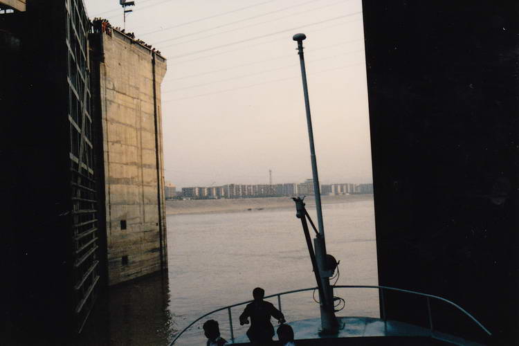 ca. 15 m werden wir dann in der Gezhouba-Schleuse abwärts geschleust ca. 15 m werden wir dann in der Gezhouba-Schleuse abwärts geschleust