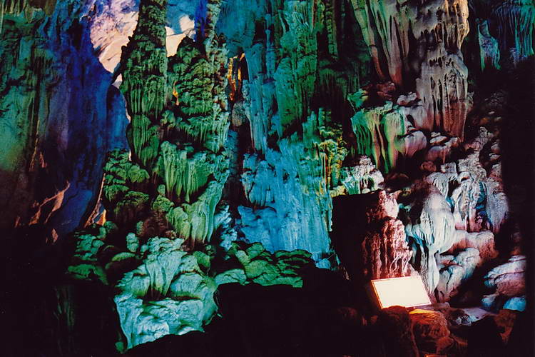 beeindruckende Tropfsteinhöhle, die sehr bunt angestrahlt ist beeindruckende Tropfsteinhöhle, die sehr bunt angestrahlt ist