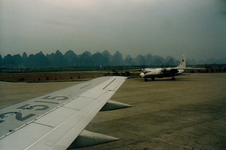 noch aus dem Flugzeug können wir einen letzten Blick auf die Karstberge werfen noch aus dem Flugzeug können wir einen letzten Blick auf die Karstberge werfen