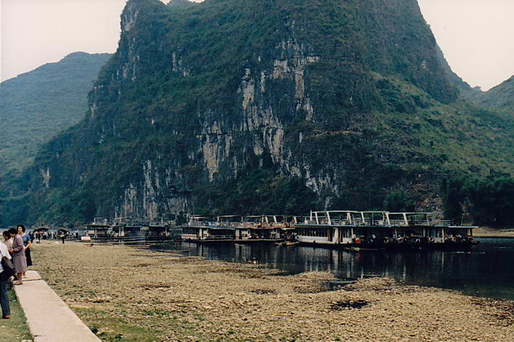 Die malerische 40 km lange Strecke wird von zahlreichen Touristenschiffen befahren Die malerische 40 km lange Strecke wird von zahlreichen Touristenschiffen befahren