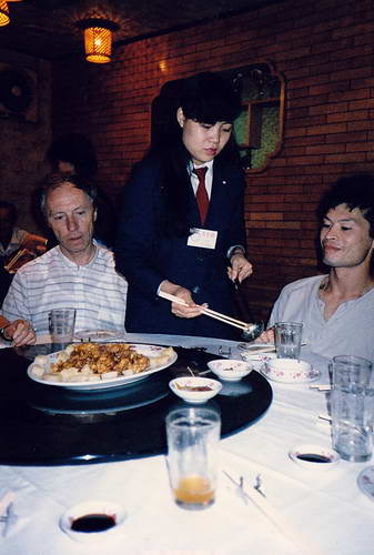 zusammen mit unserem Reiseleiter (rechts) geniessen wir das letzte Spzialitätenessen zusammen mit unserem Reiseleiter (rechts) geniessen wir das letzte Spzialitätenessen