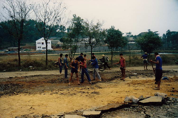 Straßenbau heißt in China immer noch Handarbeit Straßenbau heißt in China immer noch Handarbeit
