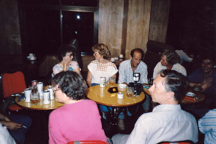 in der Bar des Hotels treffen sich noch einmal einige Reiseteilnehmer in der Bar des Hotels treffen sich noch einmal einige Reiseteilnehmer