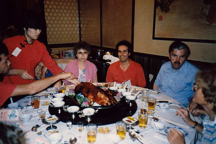 ein letztes Spezialitätenessen, unser Reiseleiter erhält hier sein Trinkgeld ein letztes Spezialitätenessen, unser Reiseleiter erhält hier sein Trinkgeld