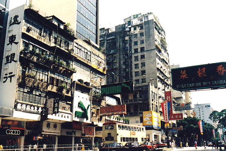 durch die quirrligen Straßen Hongkongs laufen wir zurück zum Hotel durch die quirrligen Straßen Hongkongs laufen wir zurück zum Hotel