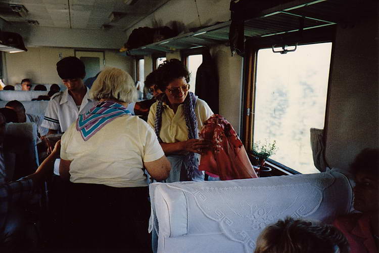 die Bahnbediensteten sind sehr geschäftstüchtig<br />sie verkaufen Seidentücher und vieles mehr die Bahnbediensteten sind sehr geschäftstüchtig<br />sie verkaufen Seidentücher und vieles mehr