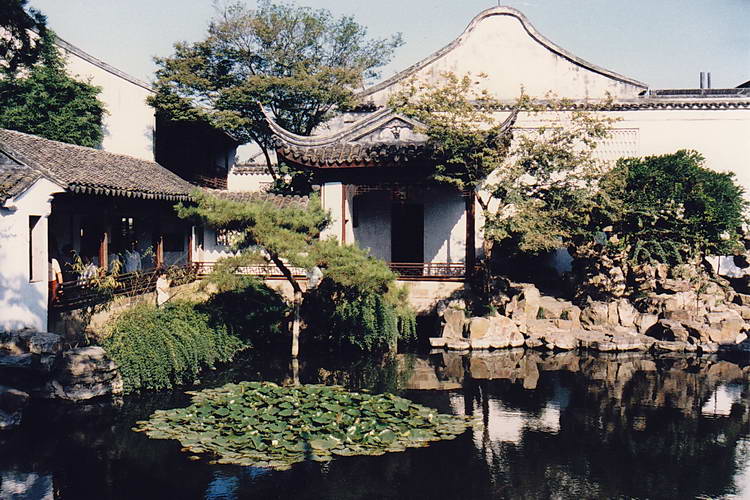 wir genießen die Ruhe in einem klassischen Privatgarten wir genießen die Ruhe in einem klassischen Privatgarten