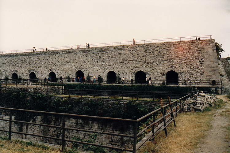 die 33 km lange Stadtmauer wurde Ende des 14. Jhds. von 200 000 Arbeitern in 21 Jahren errichtet die 33 km lange Stadtmauer wurde Ende des 14. Jhds. von 200 000 Arbeitern in 21 Jahren errichtet