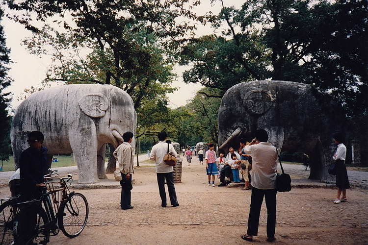 die Geisterallee führt zu der Grabanlage des ersten Ming-Kaisers Zhu Yuanzhang die Geisterallee führt zu der Grabanlage des ersten Ming-Kaisers Zhu Yuanzhang