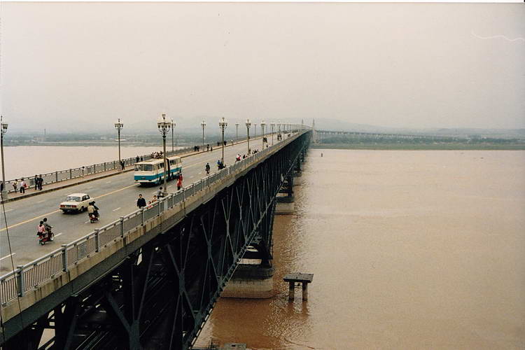 gewaltiges Brückenbauwerk über den Yangtse gewaltiges Brückenbauwerk über den Yangtse