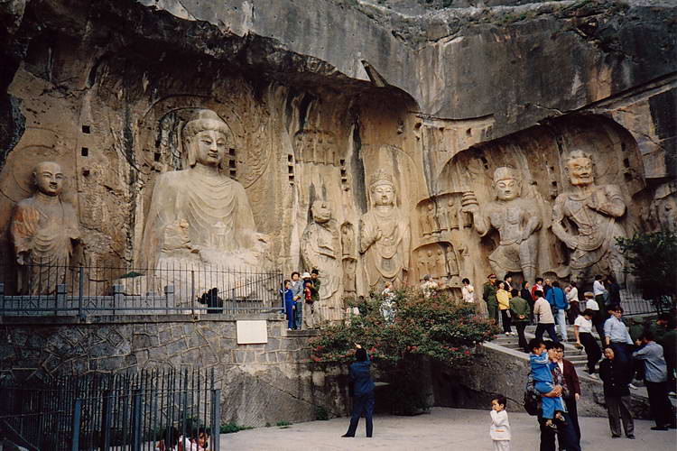 in der größten Höhle befindet sich ein etwa 12 m hoher Buddha in der größten Höhle befindet sich ein etwa 12 m hoher Buddha