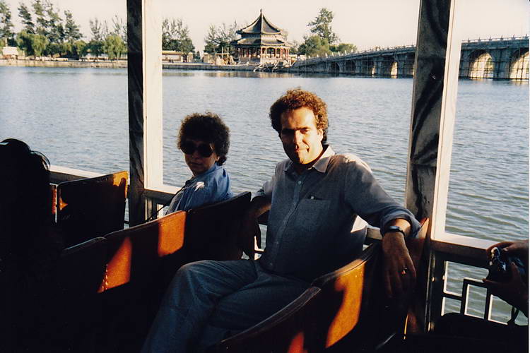 wir geniessen die abendliche Bootsfahrt auf dem Kunming-See wir geniessen die abendliche Bootsfahrt auf dem Kunming-See