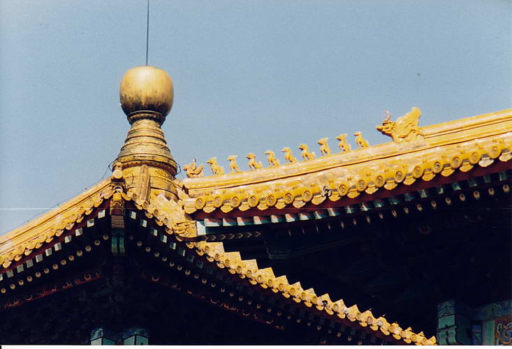 viele Dächer sind wunderbar verziert und mit Figuren versehen viele Dächer sind wunderbar verziert und mit Figuren versehen