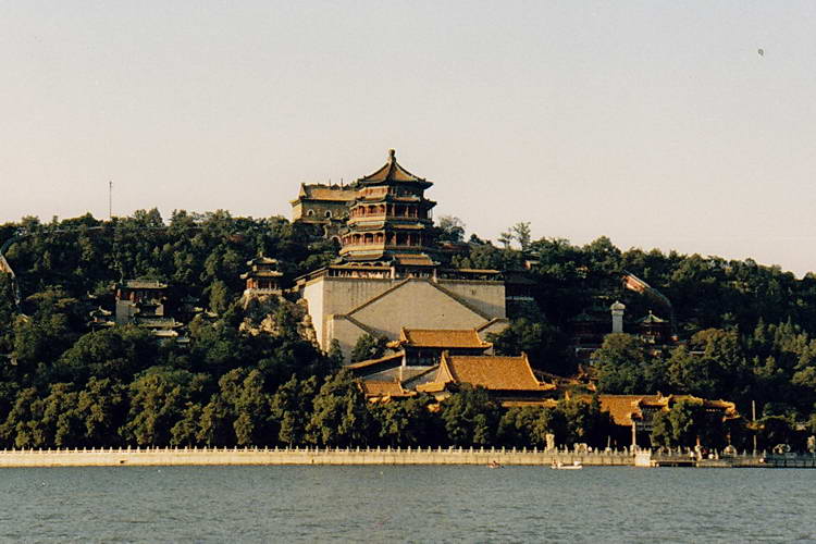 der Sommerpalast war der bevorzugte Aufenthaltsort des Kaiserhofes in den feucht-heißen Sommermonaten der Sommerpalast war der bevorzugte Aufenthaltsort des Kaiserhofes in den feucht-heißen Sommermonaten.
