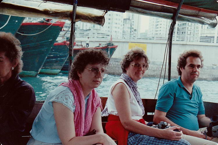 mit einer kleinen Nußschale schippern wir durch den Aberdeen Harbour mit einer kleinen Nußschale schippern wir durch den Aberdeen Harbour