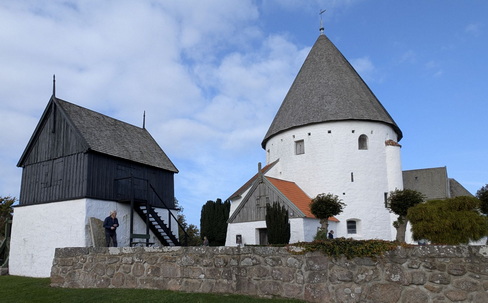 eine Rundkirche auf Bornholm, typisch fr diese sehr schne Insel 