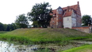 das Schloss Ulrichshusen, schn gelegen auf einem kleinen Hgel direkt neben dem Ulrichshuser See