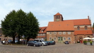 im Vordergrund das Alte Rathaus, dahinter die mchtige St. Georgen Kirche