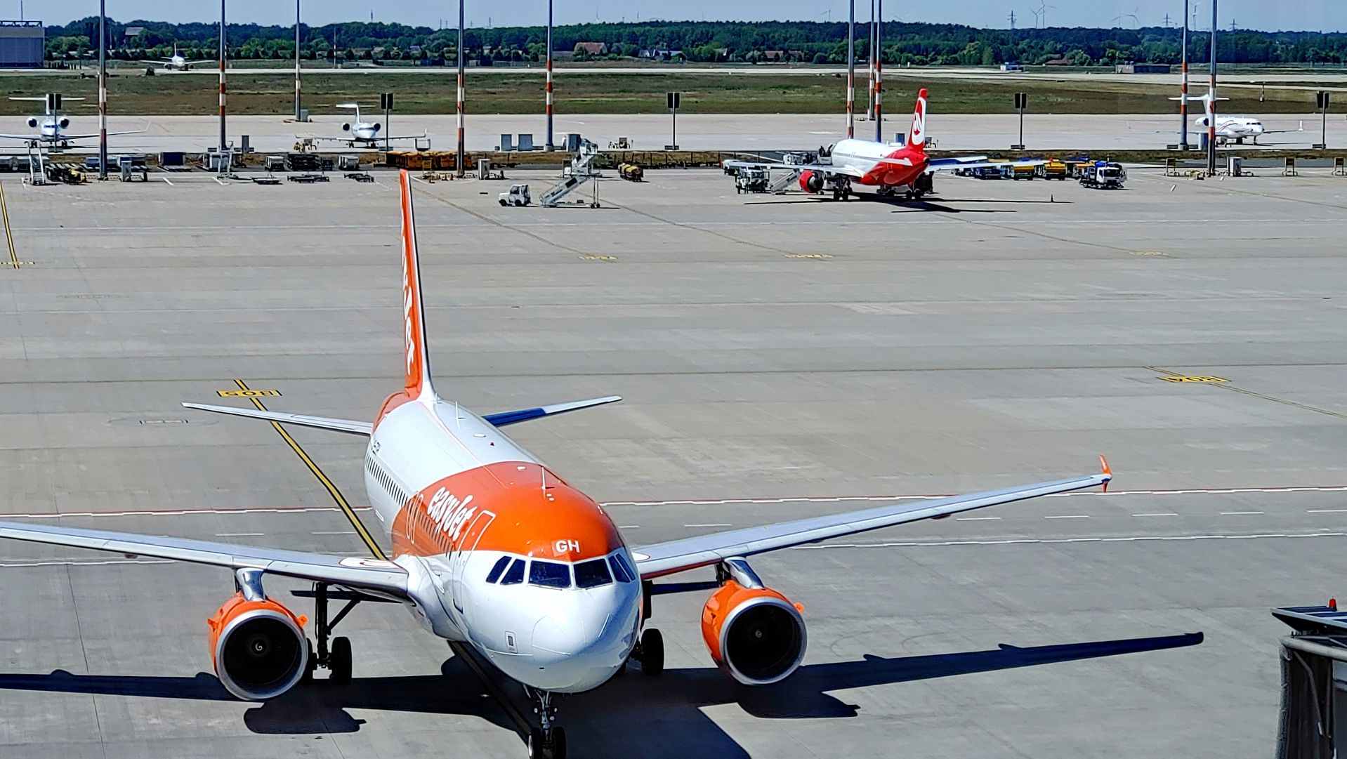 FLUGHAFEN BER - vorne EasyJet nach Edinburgh - im Hintergrund eine alte AirBerlin-Maschine FLUGHAFEN BER - vorne EasyJet nach Edinburgh - im Hintergrund eine alte AirBerlin-Maschine