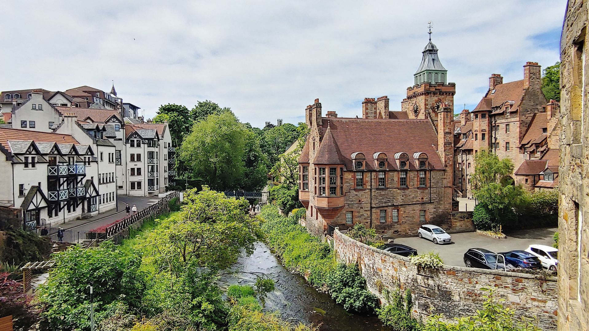 das schne und interessante Dorf Dean Village mit dem Well Court (rechts) von 1886