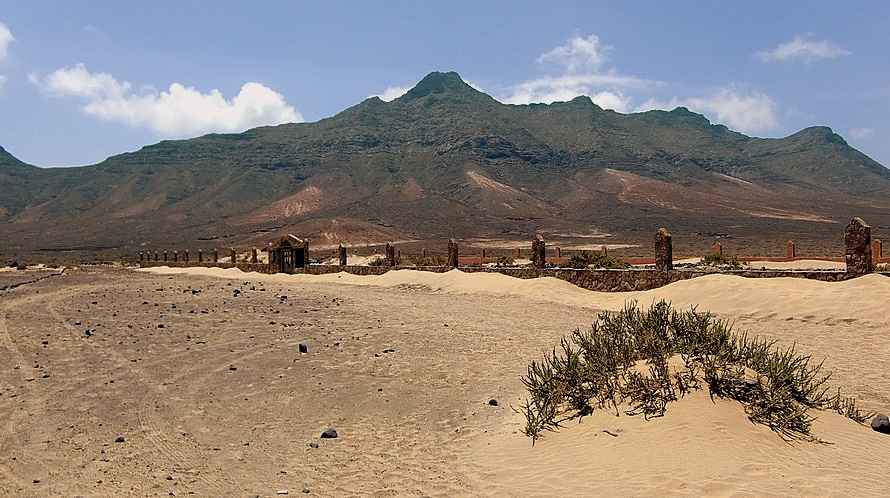 der alte Friedhof von Cofete liegt schon im Strandbereich der alte Friedhof von Cofete liegt schon im Strandbereich