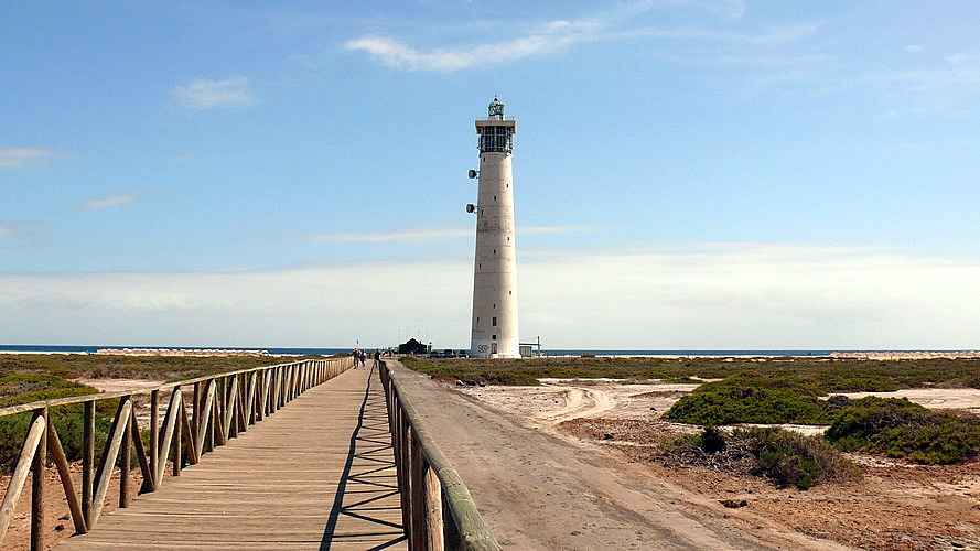 der Leuchtturm von Jandia steht nahe dem Strand an den Salzwiesen der Leuchtturm von Jandia steht nahe dem Strand an den Salzwiesen
