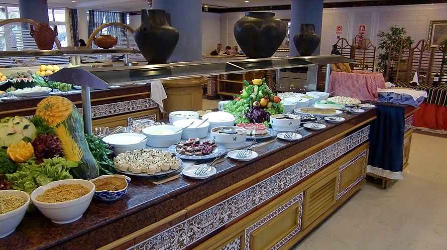 Kuchen, Törtchen, Eis, Obst und vieles mehr auf dem Dessertbüffet
im Bild ist nur ein kleiner Teil davon zu sehen Kuchen, Törtchen, Eis, Obst und vieles mehr auf dem Dessertbüffet
im Bild ist nur ein kleiner Teil davon zu sehen