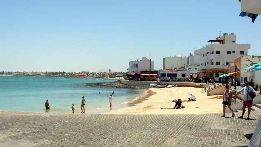 ein kleiner Strand mitten in Corralejo ein kleiner Strand mitten in Corralejo