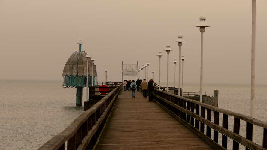 die Seebrücke mit Zinnowitz mit einer Taucherglocke zum Abstieg in die Ostsee Seebrücke Zinnowitz