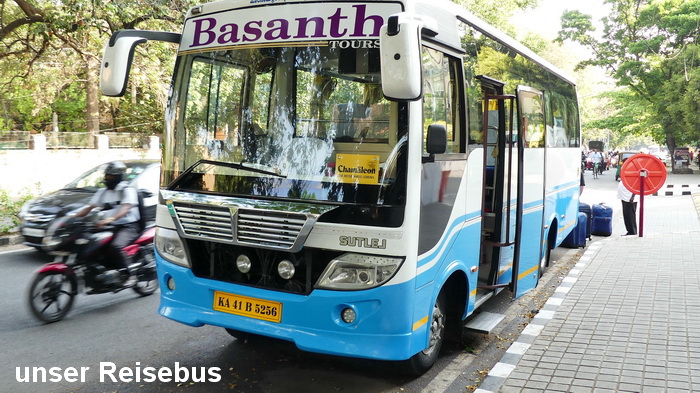 unser Reisebus, genau derselbe Typ, den wir auf der Rundreise durch Rajasthan hatten unser Reisebus, genau derselbe Typ, den wir auf der Rundreise durch Rajasthan hatten
